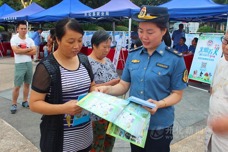 安全体验区以及礼品发放点,为群众提供全方位的安全知识咨询服务,与